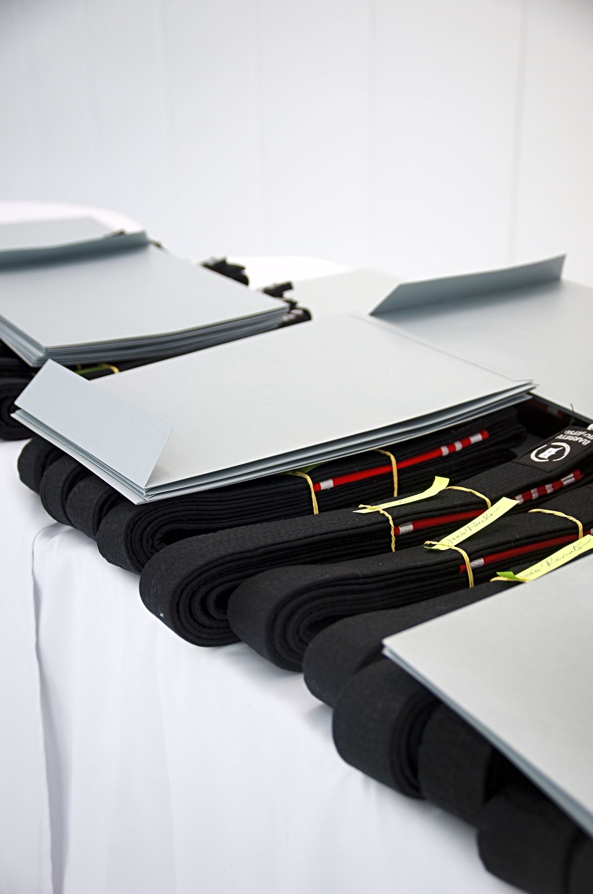 Faixas pretas e diplomas sobre a mesa na graduação